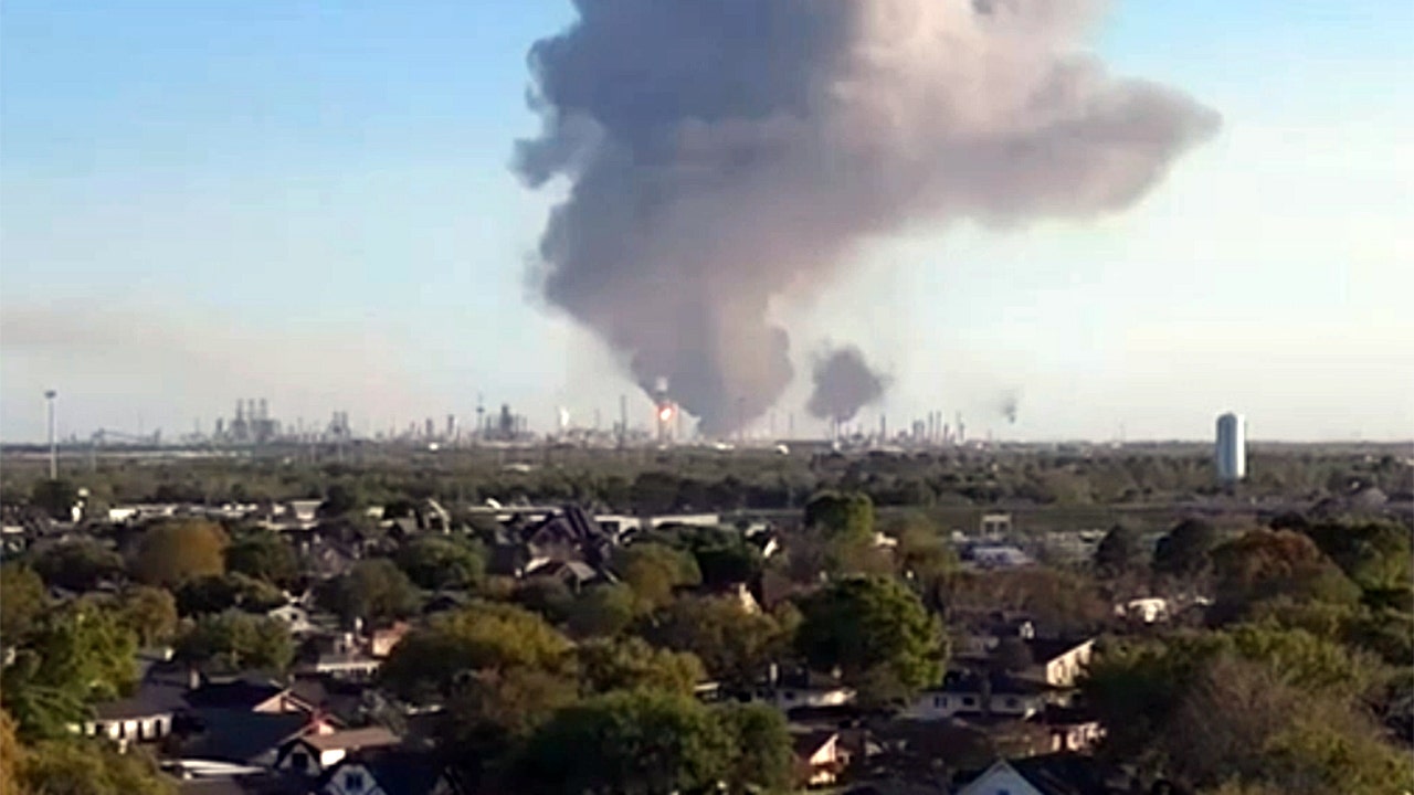 Valero oil refinery explosion in Texas prompts shelter…