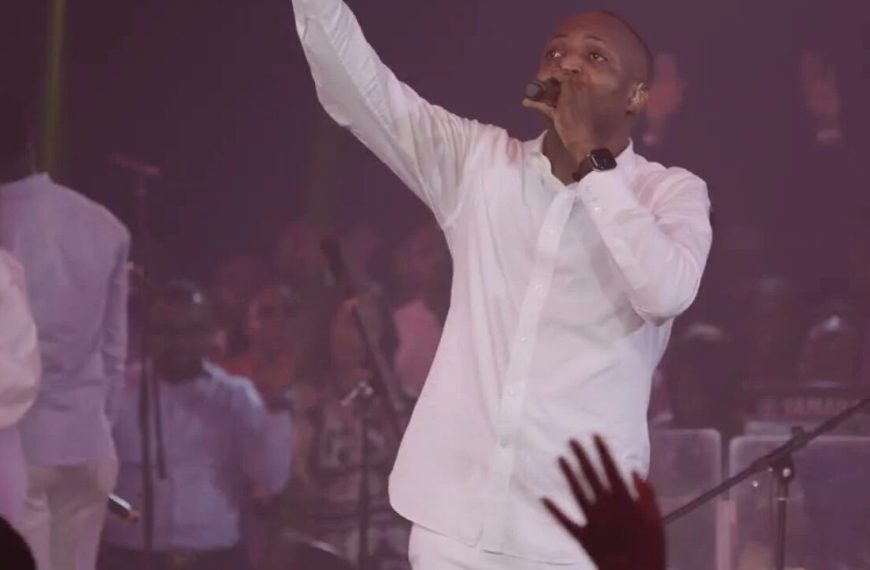 Praise The Lord Lyrics by Dunsin Oyekan