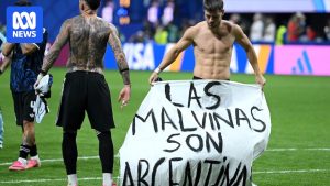 Argentina players hold up ‘Falklands are Argentine’ banner&hellip;